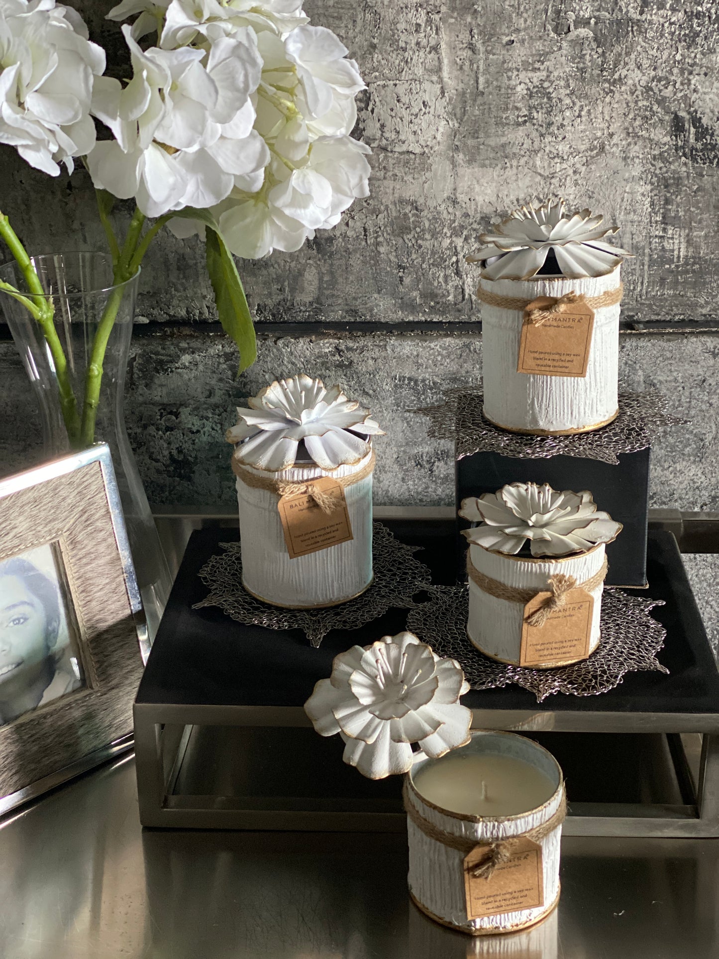 Hibiscus flower Lid with Mini Tin - White & Gold I Soy Wax Candle