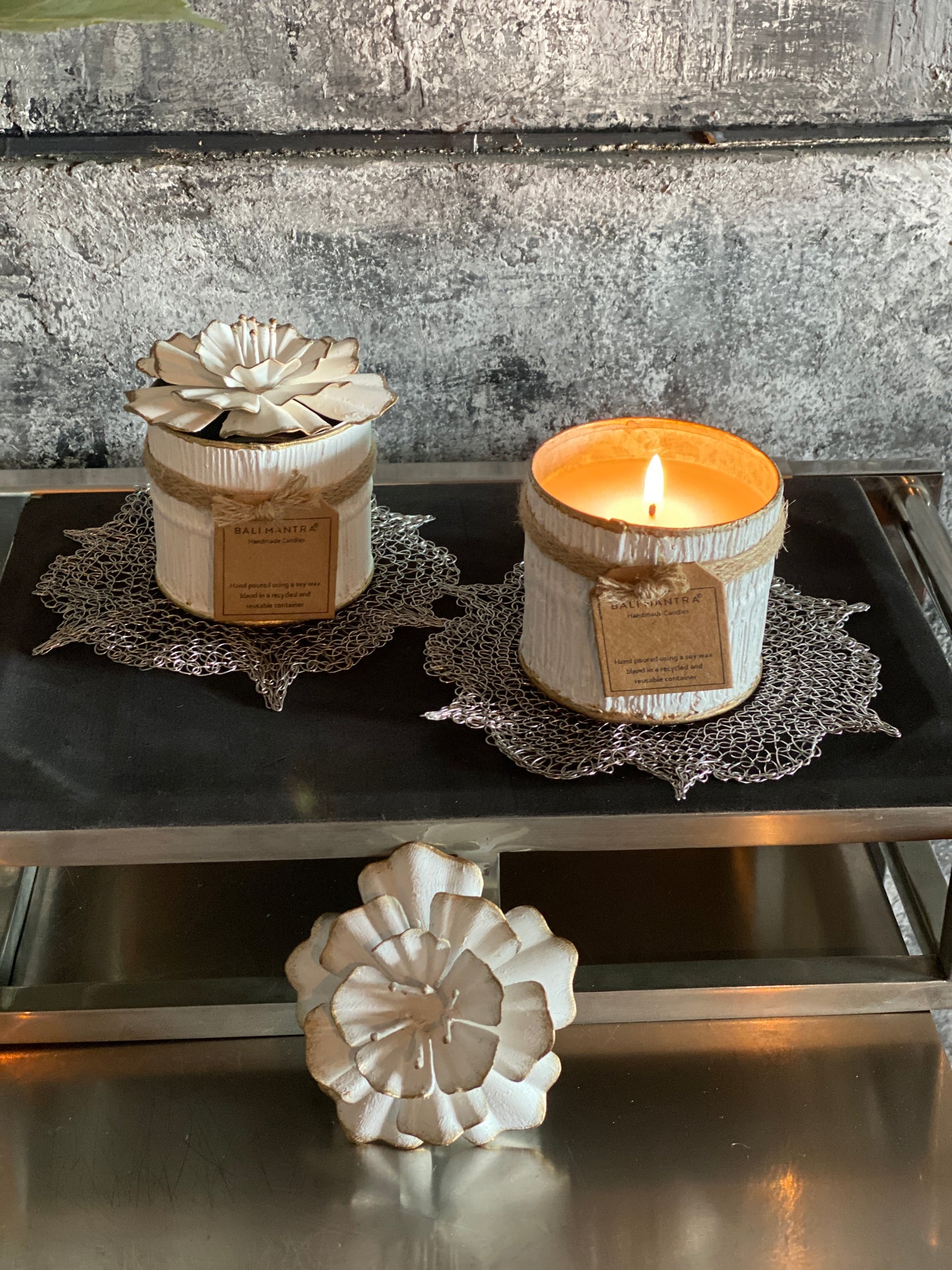 Hibiscus flower Lid with Mini Tin - White & Gold I Soy Wax Candle